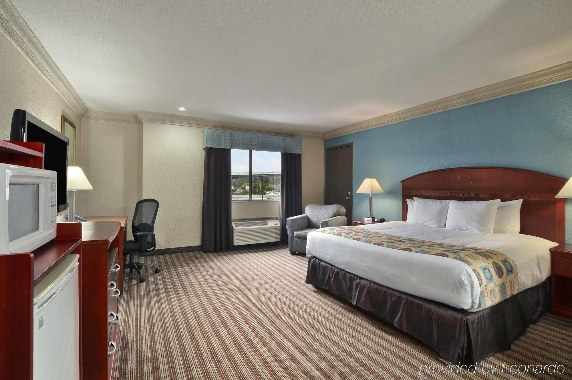 ホテル ラマダ ヒューストン インターコンチネンタル エアポート サウス 部屋 写真